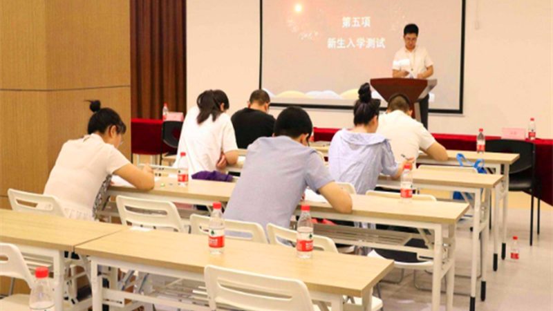 关于教材费是否包含，这取决于各个培训机构的具体规定。以下是一些可能的情况：